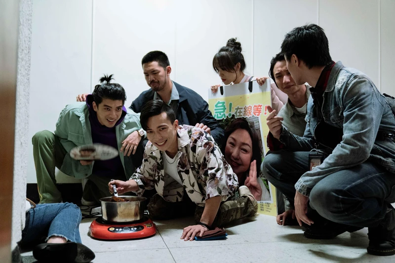 《地獄里長》林哲熹（左一）劇中要楊傑宇（左二）準備滷豬腳引誘嫌疑犯出房門，後左起為陳大天、盛平