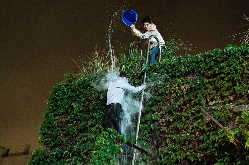 《地獄里長》林哲熹（右）劇中透過籤詩抓到真凶，寒流夜拍潑水戲讓馬力歐印象深刻