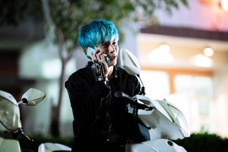 《地獄里長》林暉閔劇中著急電尋失蹤女友，卻從接電話的人口中得知不幸消息