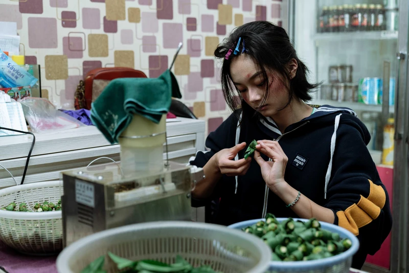 《地獄里長》邵奕玫飾演為愛中輟的檳榔西施，包得一手好檳榔