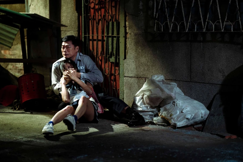 《地獄里長》馬力歐（後）與邵奕玫拍攝行凶戲，兩人事前做足溝通準備與防護措施