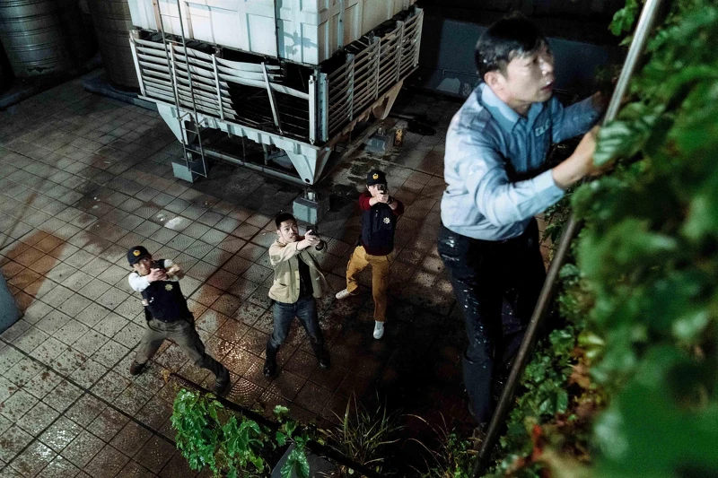 《地獄里長》陳大天（左二）飾演的偵查隊分隊長連大風，機警逮捕嫌犯馬力歐（右）