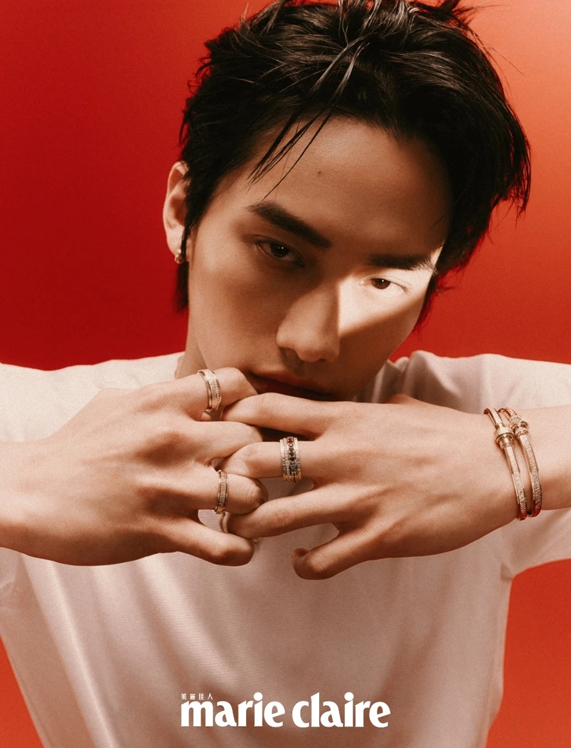 白色針織短袖上衣、打褶寬褲，all by LOEWE；Jonboy 切爾西牛皮短靴，ALLSAINTS；Possession系列玫瑰金宮廷式雕刻飾紋鑽石手鐲、玫瑰金宮廷式雕刻飾紋鑽石戒指、玫瑰金宮廷式雕刻飾紋彩色寶石戒指、玫瑰金宮廷式雕刻飾紋鑽石項鍊、玫瑰金祖母綠鑽石耳環，all by PIAGET。