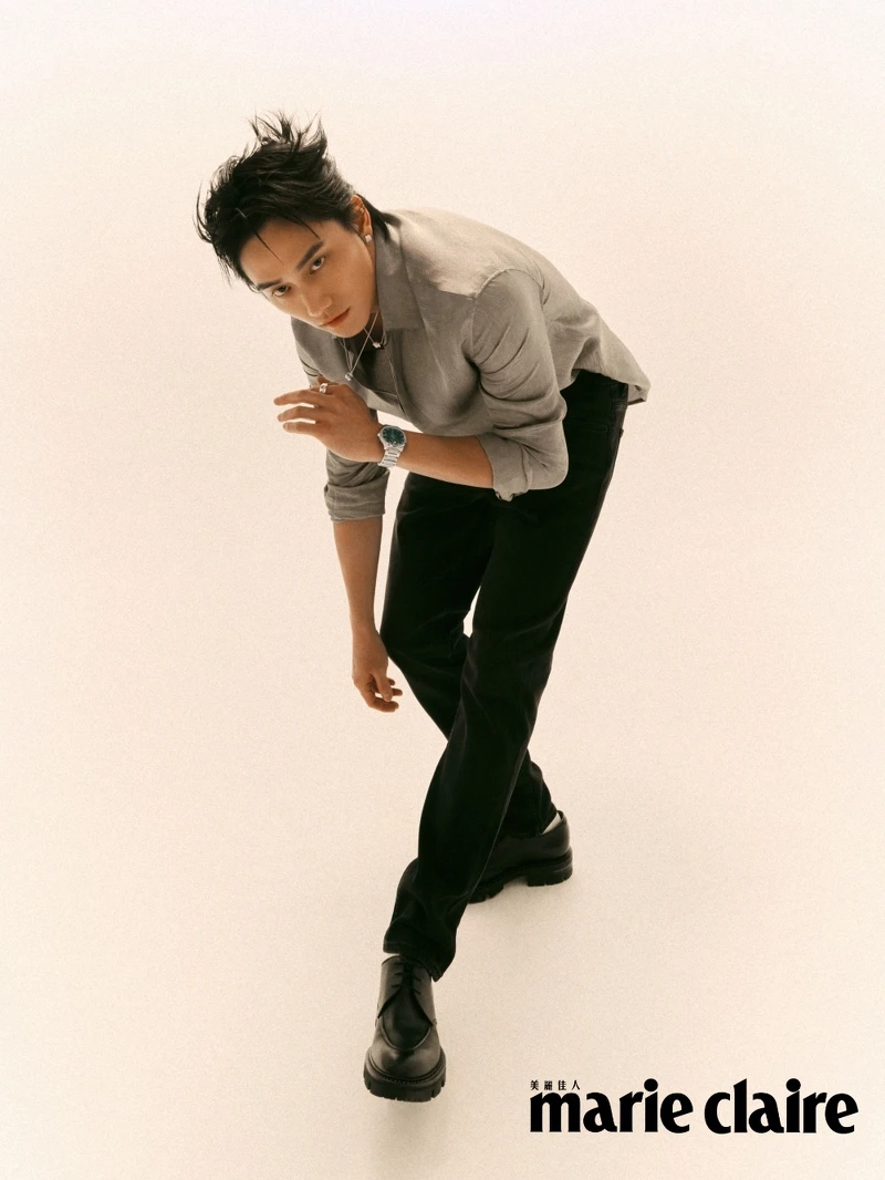 灰色絲綢襯衫，John Varvatos；黑色丹寧褲、黑色皮鞋，BOSS；PIAGET Polo系列孔雀綠超薄鏤空腕錶、18K白金宮廷式雕刻飾紋鑽石戒指、18K白金鑽石耳環、18K白金宮廷式雕刻飾紋鑽石項鍊，all by PIAGET。