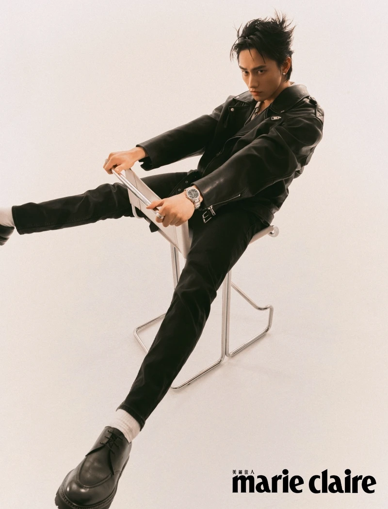  Shoga 寬版騎士夾克，ALLSAINTS；灰色絲綢襯衫，John Varvatos；黑色丹寧褲、黑色皮鞋，BOSS；PIAGET Polo系列孔雀綠超薄鏤空腕錶、18K白金宮廷式雕刻飾紋鑽石戒指、18K白金鑽石耳環、18K白金宮廷式雕刻飾紋鑽石項鍊，all by PIAGET。