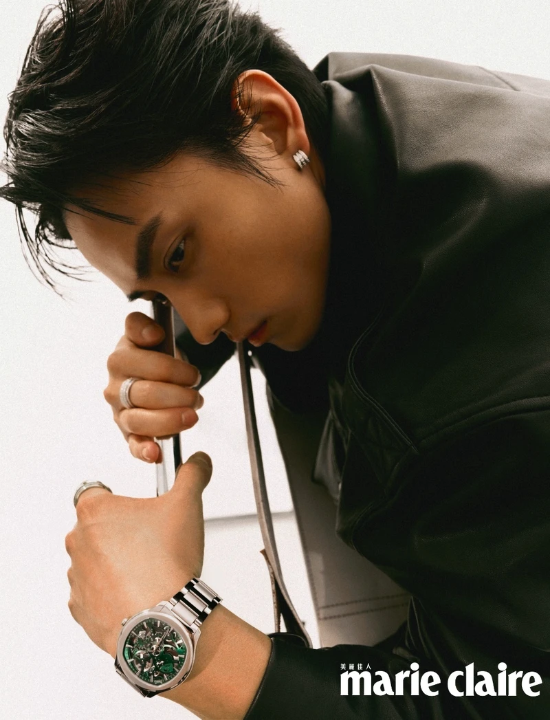  Shoga 寬版騎士夾克，ALLSAINTS；灰色絲綢襯衫，John Varvatos；黑色丹寧褲、黑色皮鞋，BOSS；PIAGET Polo系列孔雀綠超薄鏤空腕錶、18K白金宮廷式雕刻飾紋鑽石戒指、18K白金鑽石耳環，all by PIAGET。