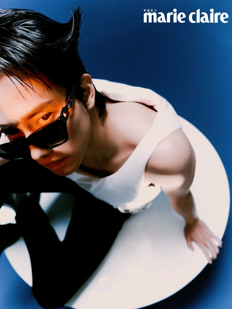 白色棉質背心、羊毛長褲，all by PRADA；墨鏡， Emporio Armani ；Jonboy 切爾西牛皮短靴，ALLSAINTS。