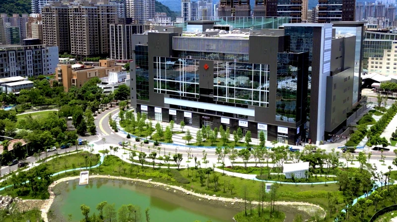 「誠品生活新店」能眺望綠湖生態公園