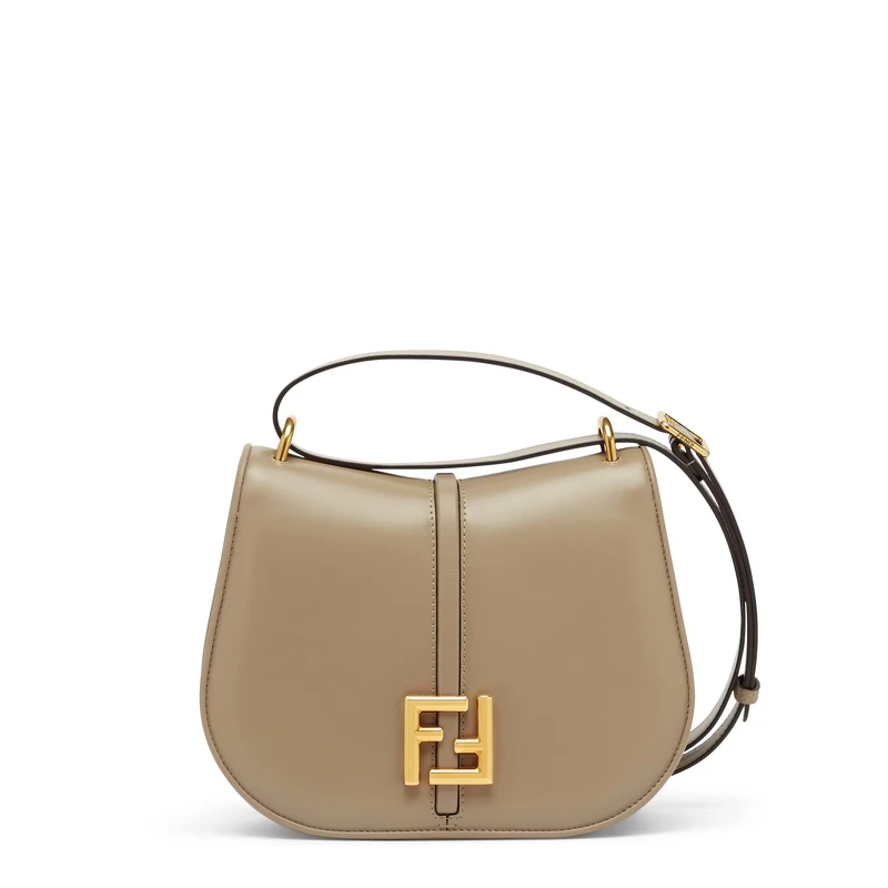 Fendi C’Mon馬鞍包,中型NT$91,000、小型NT$76,000、超迷你NT$38,000。 Fendi C’Mon馬鞍包,中型NT$91,000、小型NT$76,000、超迷你NT$38,000。