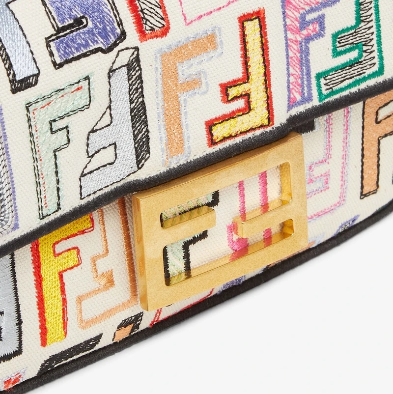 Fendi 多彩FF LOGO Baguette,NT$11,5000。 Fendi 多彩FF LOGO Baguette,NT$11,5000。