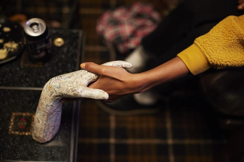 《鬼手鬼手 請開口》用靈媒殘肢斷臂大玩降靈遊戲 《鬼手鬼手 請開口》用靈媒殘肢斷臂大玩降靈遊戲