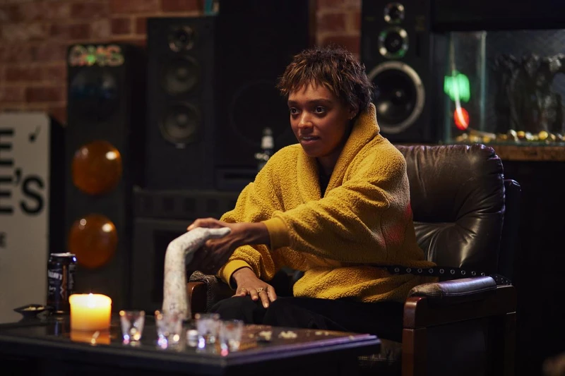 《鬼手鬼手 請開口》握手就能招鬼,講咒語就能讓鬼附身,前提是不能超過90秒_圖為主演:澳洲新星Sophie Wilde 《鬼手鬼手 請開口》握手就能招鬼,講咒語就能讓鬼附身,前提是不能超過90秒_圖為主演:澳洲新星Sophie Wilde