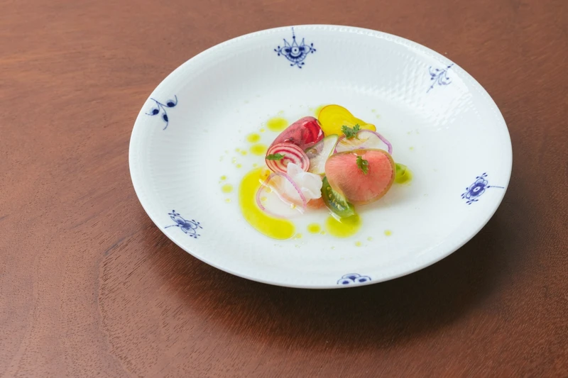 前菜甜蝦、番茄、甜菜根,搭配棕櫚花園系列 26公分盤。 前菜甜蝦、番茄、甜菜根,搭配棕櫚花園系列 26公分盤。