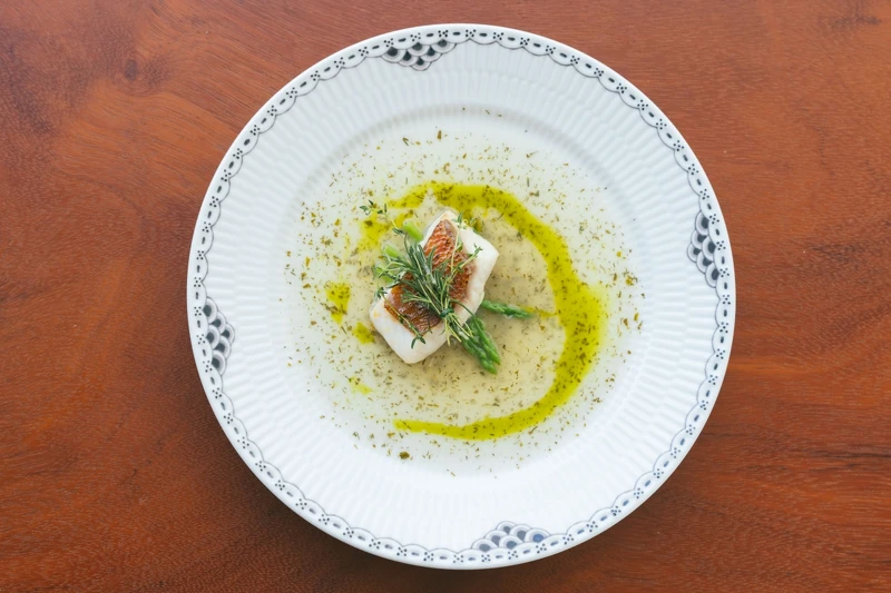 熱前菜現流魚、蒔蘿、龍蒿,搭配公主暮黑系列 27公分圓盤。 熱前菜現流魚、蒔蘿、龍蒿,搭配公主暮黑系列 27公分圓盤。