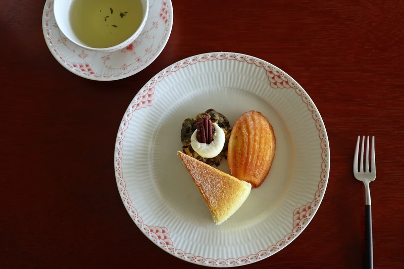 甜點香茅、巧克力、薄荷、甜菊、百里香,搭配半花邊珊瑚系列,紅茶杯碟為19公分盤。 甜點香茅、巧克力、薄荷、甜菊、百里香,搭配半花邊珊瑚系列,紅茶杯碟為19公分盤。