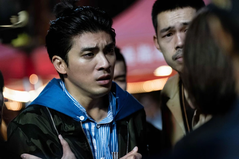 《地獄里長》林哲熹（左）劇中焦急趕赴遊覽車翻覆失事現場