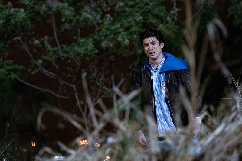 《地獄里長》林哲熹在山谷中不停呼喊尋找阿嬤，導演喊卡後全身精疲力盡