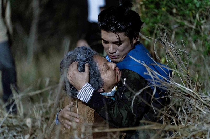 《地獄里長》林哲熹（右）劇中終於找到「阿嬤」王彩樺，場面惹人鼻酸