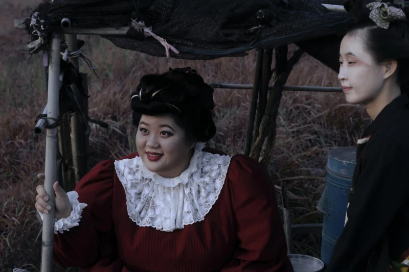 《地獄里長》蔡嘉茵（左）欣然接受瞿友寧導演欽點客串「孟婆」的挑戰