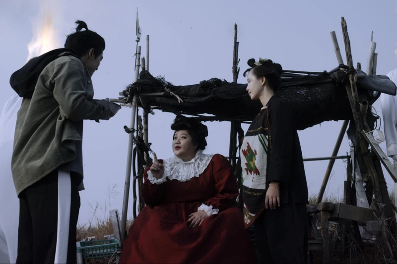 《地獄里長》林哲熹（左）與地獄第一殿的「孟婆」蔡嘉茵（中）有精彩對手戲