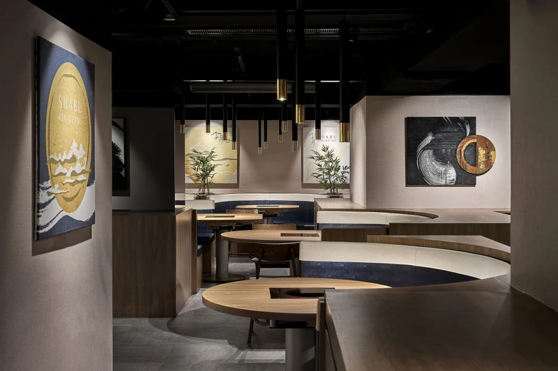 座椅、鍋物餐具等皆融入「圓」的形貌。 座椅、鍋物餐具等皆融入「圓」的形貌。