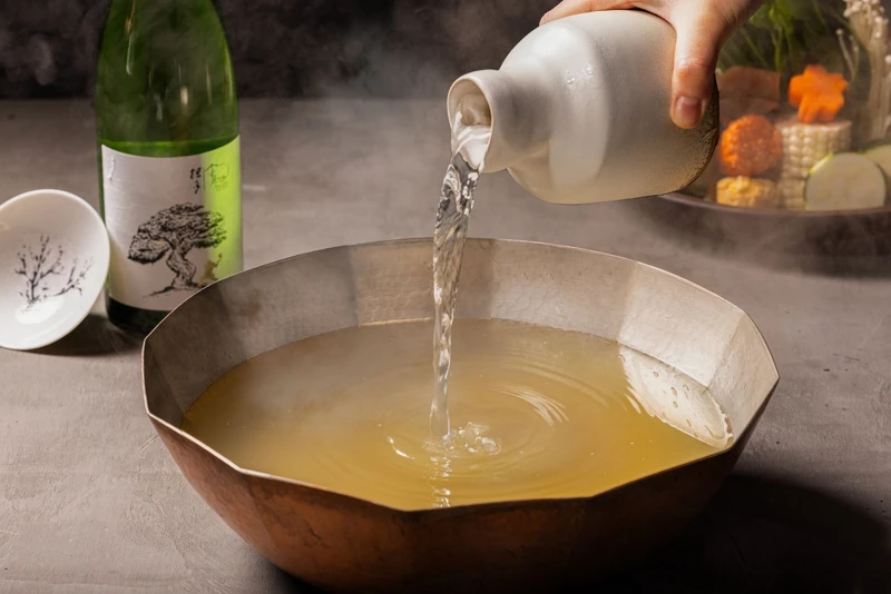 清酒入湯。 清酒入湯。