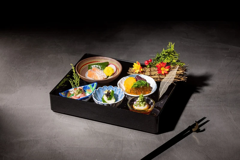 前菜部分融入懷石料理中的「八寸」形式。 前菜部分融入懷石料理中的「八寸」形式。