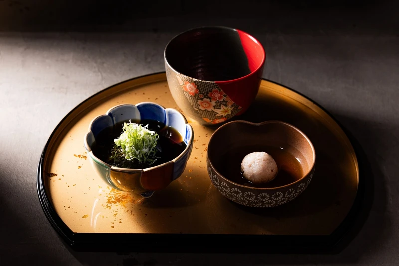 醬汁提供兩種,左為 soba 醬汁,右為蘿蔔泥橘醋。 醬汁提供兩種,左為 soba 醬汁,右為蘿蔔泥橘醋。