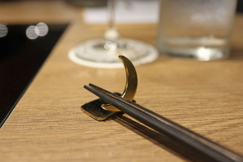 筷架也以月亮造型呈現。 筷架也以月亮造型呈現。