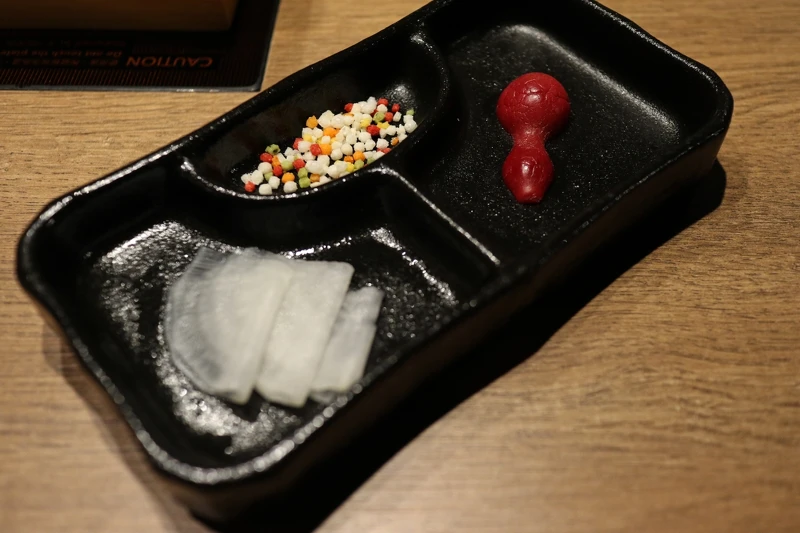 搭配上爽脆的柚香蘿蔔跟醃漬小葫蘆。 搭配上爽脆的柚香蘿蔔跟醃漬小葫蘆。