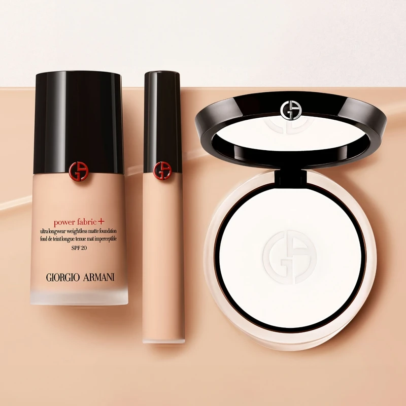 Giorgio Armani亞曼尼超持妝絲絨水慕斯家族新品超持妝絲絨控油蜜粉餅。 Giorgio Armani亞曼尼超持妝絲絨水慕斯家族新品超持妝絲絨控油蜜粉餅。