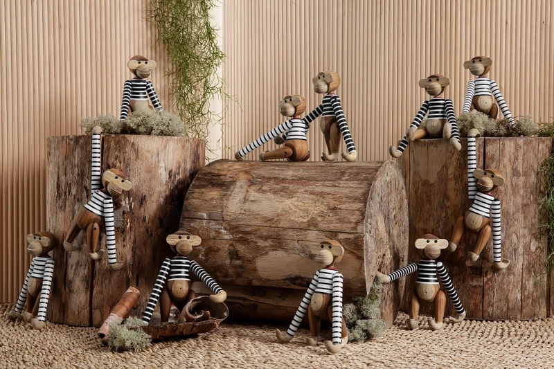 Kay Bojesen「Kay Bojesen x Mads Nørgaard 限量聯名 條紋木頭小猴 （黑／白）」。