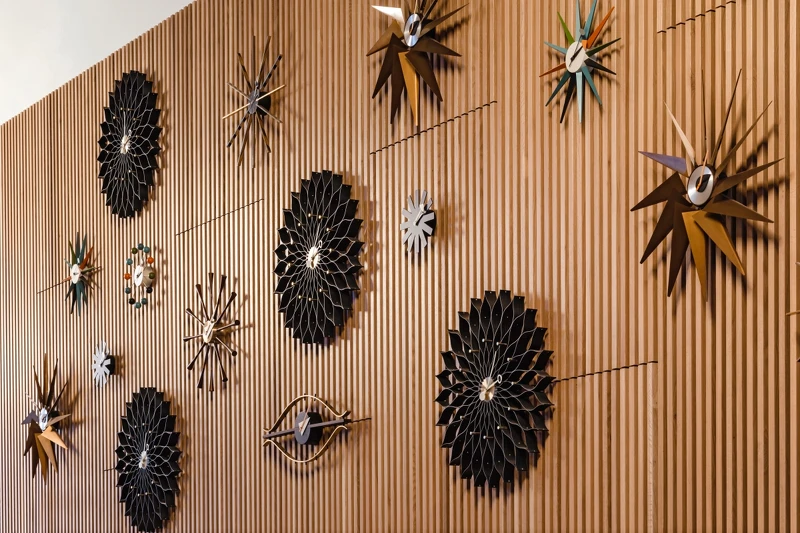 Vitra「Sunflower Clock 旭日花掛鐘 (金／黑)」。