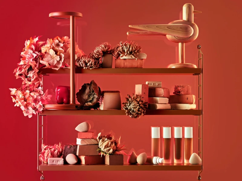 String Furniture「Pocket 壁掛三層架（限量赤陶紅／MDF 層板）」。