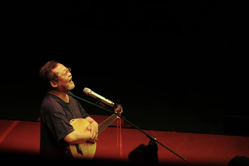 民謠大師陳明章,從小接觸縈繞家鄉北投的那卡西、歌仔戲與平埔調等台灣音樂,並學習恆春月琴民謠,揉合傳統音樂作出新曲 民謠大師陳明章,從小接觸縈繞家鄉北投的那卡西、歌仔戲與平埔調等台灣音樂,並學習恆春月琴民謠,揉合傳統音樂作出新曲