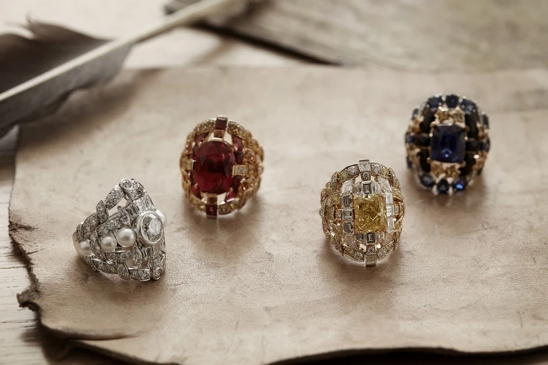 Tweed Icone戒指工藝步驟六 戒指均採用相同形狀設計,每一枚戒指各自代表五個經典篇章之一 Tweed Icone戒指工藝步驟六 戒指均採用相同形狀設計,每一枚戒指各自代表五個經典篇章之一