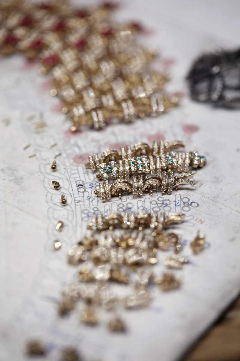 檢查調整Tweed Royal項鍊接合設計飾以鑲嵌元素和紅寶石。 檢查調整Tweed Royal項鍊接合設計飾以鑲嵌元素和紅寶石。