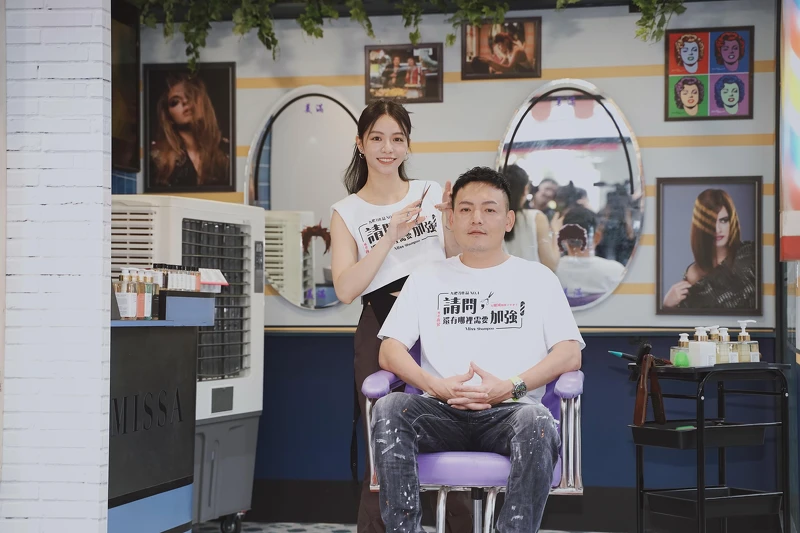 《請問，還有哪裡需要加強》阿芬和阿泰就是非常開心能夠看到原來的理髮廳縮小版出現在西門町，然後許多場景裡面的招牌、證書都是從片場搬過來的，讓他們回憶湧上心頭！