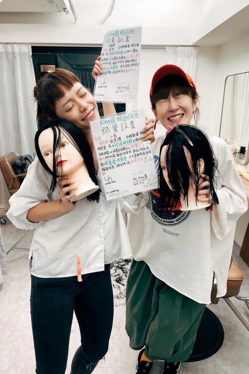 宋芸樺和百白一起領到髮型老師的手寫證書超開心