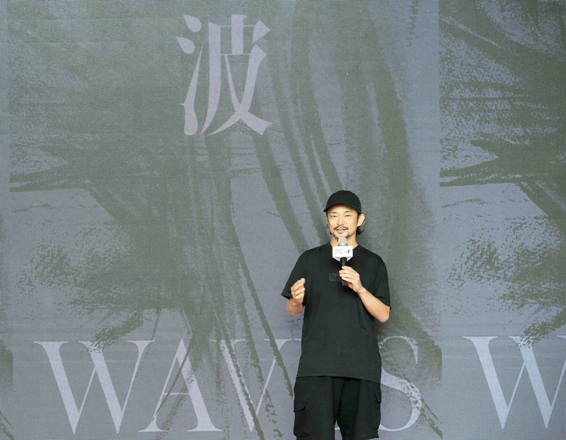 日本新媒體藝術家真鍋大度於新作《波》記者會上暢談創作過程。(攝影/張震洲) 日本新媒體藝術家真鍋大度於新作《波》記者會上暢談創作過程。(攝影/張震洲)