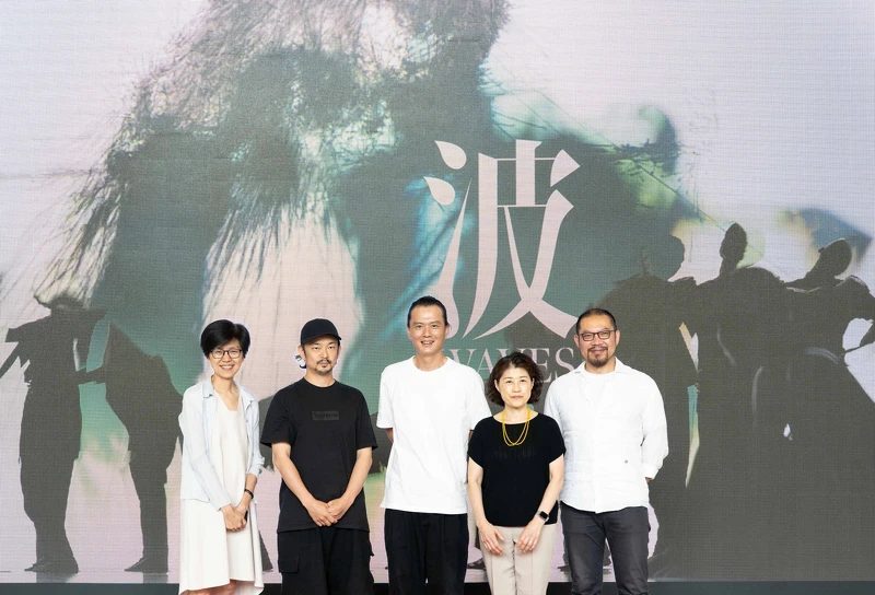 雲門藝術總監鄭宗龍結合身體與科技的全新作品《波》。三館藝術總監與鄭宗龍、真鍋大度合照。(攝影/張震洲) 雲門藝術總監鄭宗龍結合身體與科技的全新作品《波》。三館藝術總監與鄭宗龍、真鍋大度合照。(攝影/張震洲)