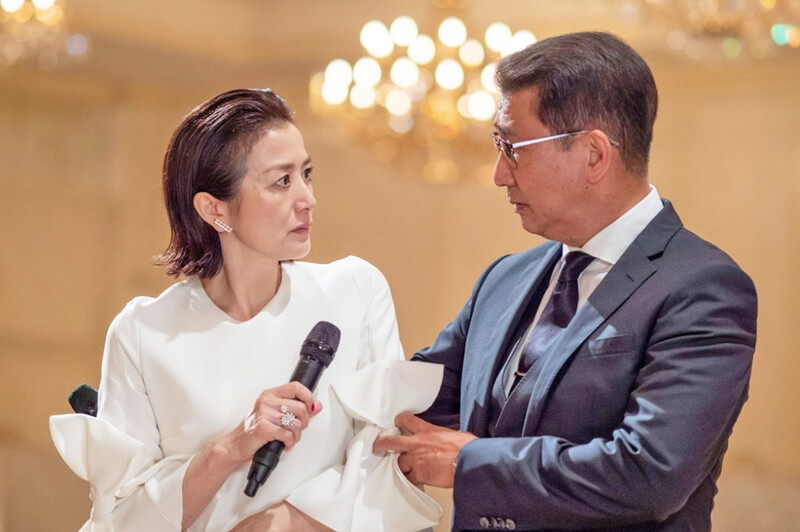 《共演NG》鈴木京香(左)和中井貴一(右)在劇中分手多年被迫共演愛情劇，現實中兩人也常演情侶、夫妻