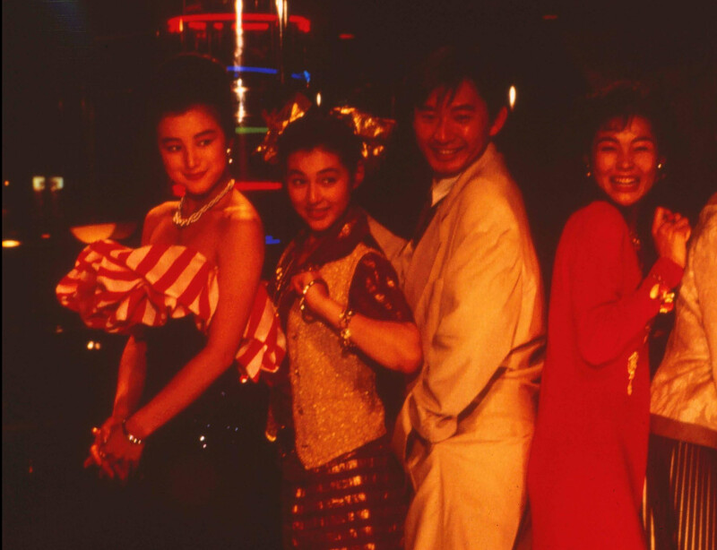 鈴木京香從電影《愛與平成之色男》出道，當時才20歲的她(左一)，在劇中打扮成熟妖豔。曾說自己從小就”老臉”，所以不在意變老。