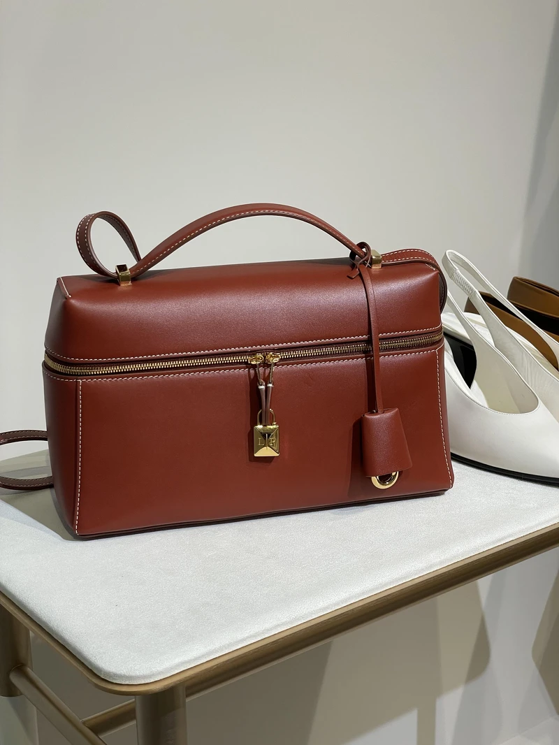 Loro Piana EXTRA BAG皮革手拿小包,NT$107,800。 Loro Piana EXTRA BAG皮革手拿小包,NT$107,800。