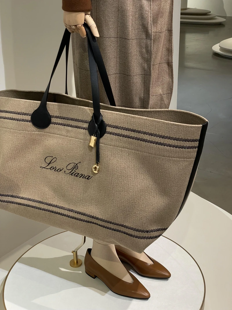 Loro Piana TASMAN TOLE 大型棉質帆布提花托特包,價格店洽。 Loro Piana TASMAN TOLE 大型棉質帆布提花托特包,價格店洽。