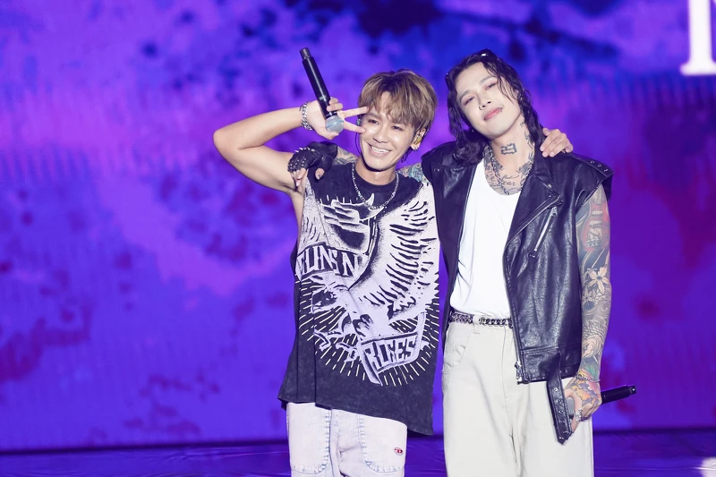 8鼓鼓終於與Marz23終於同台合唱合作曲〈一起廢〉 8鼓鼓終於與Marz23終於同台合唱合作曲〈一起廢〉