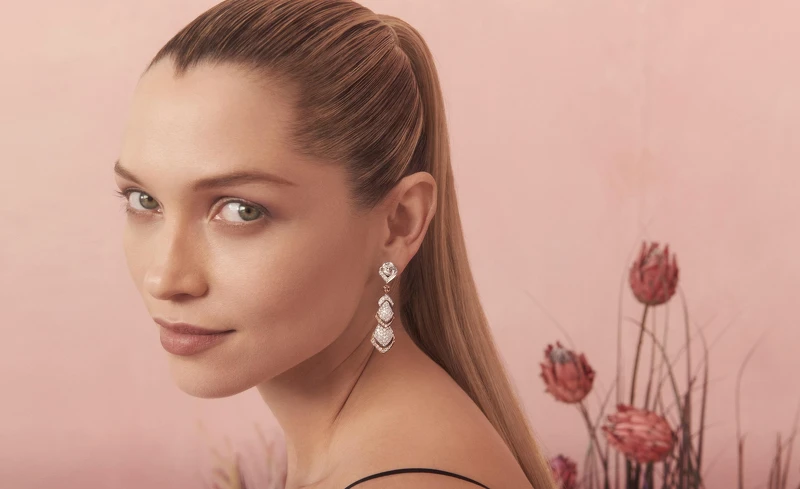 Metamorphosis by De Beers 系列 Spring 春季套組，以南非帝王花重重交疊的花瓣，演繹春日花朵綻放之意象