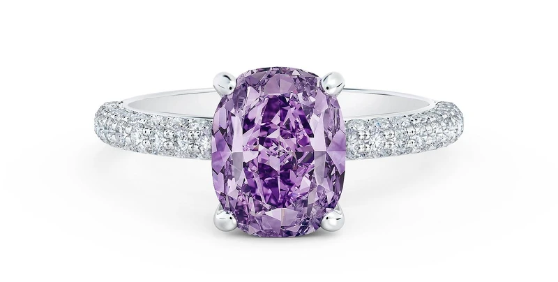 Metamorphosis by De Beers 高級珠寶系列 Spring Masterpiece 鑽石戒指，主鑽為一顆珍稀的 2.78克拉濃彩帶粉紅色的紫鑽，濃郁的紫羅蘭色調，彷彿帝王花花瓣的尖端，在纖巧的密鑲鑽石鉑金戒環的襯托下，散發出絢麗的光芒。