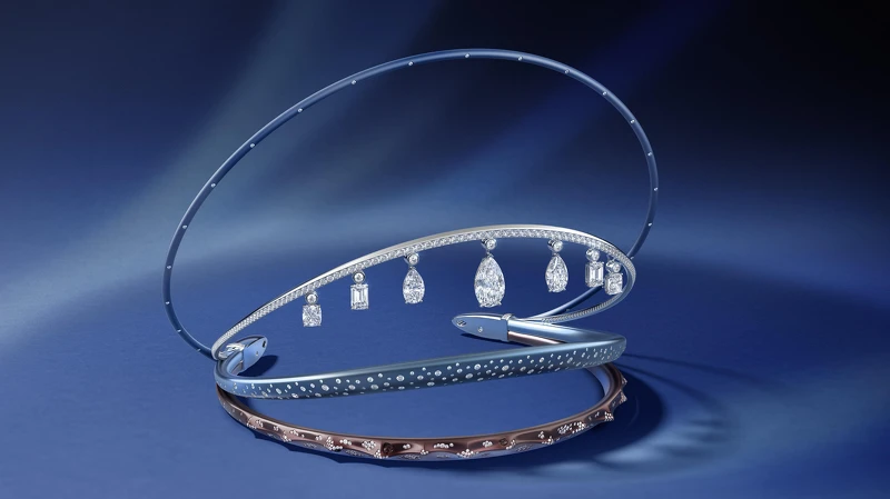 Metamorphosis by De Beers 系列 Winter 冠冕頭飾，以鉑金和鈦金屬製成，華麗的四環設計象徵著水在整個冬天所經歷的循環，正中央是一顆重達8.49 克拉的梨形切割鑽石，光芒分外動人。