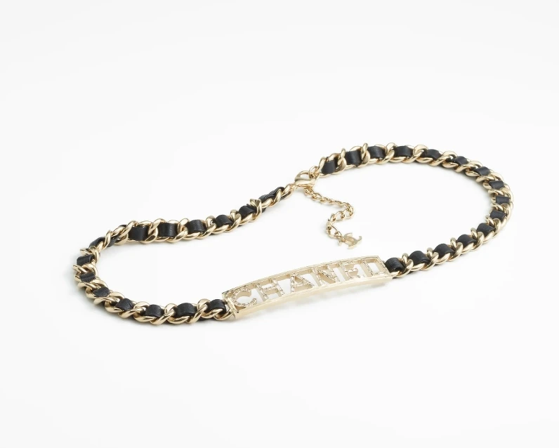 Chanel小羊皮、金色金屬 & 水鑽黑 NT$76,000。 Chanel小羊皮、金色金屬 & 水鑽黑 NT$76,000。